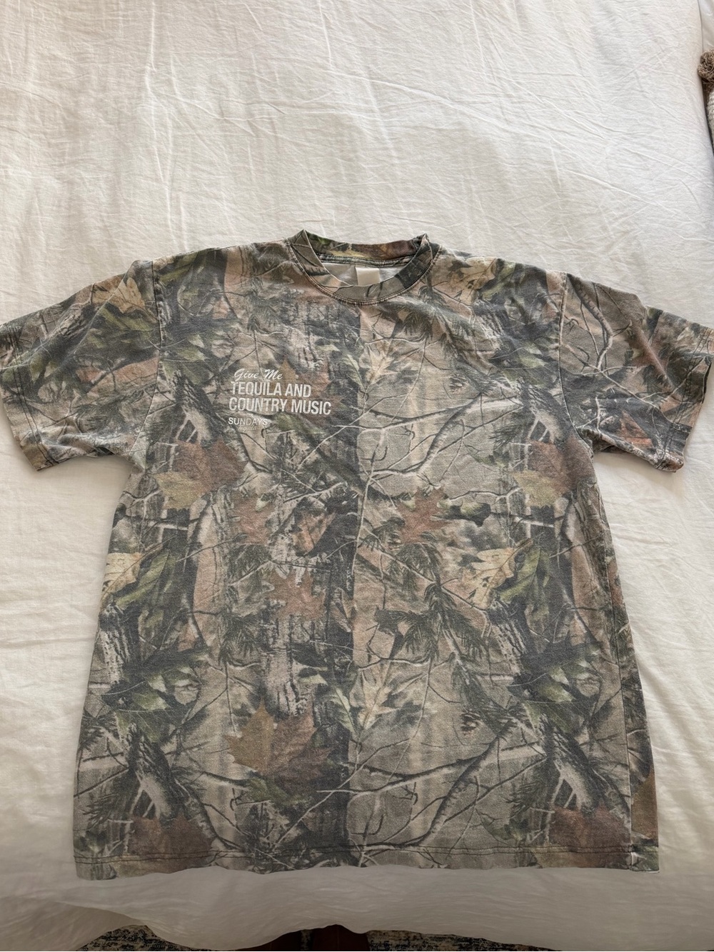 Los Sundays - Camouflage Short-Sleeve Give Me Tequila And Country Music